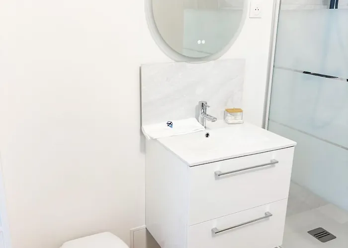 Cosy De 55 M2, Elegant Et Renove Et Parking Prive Sur *